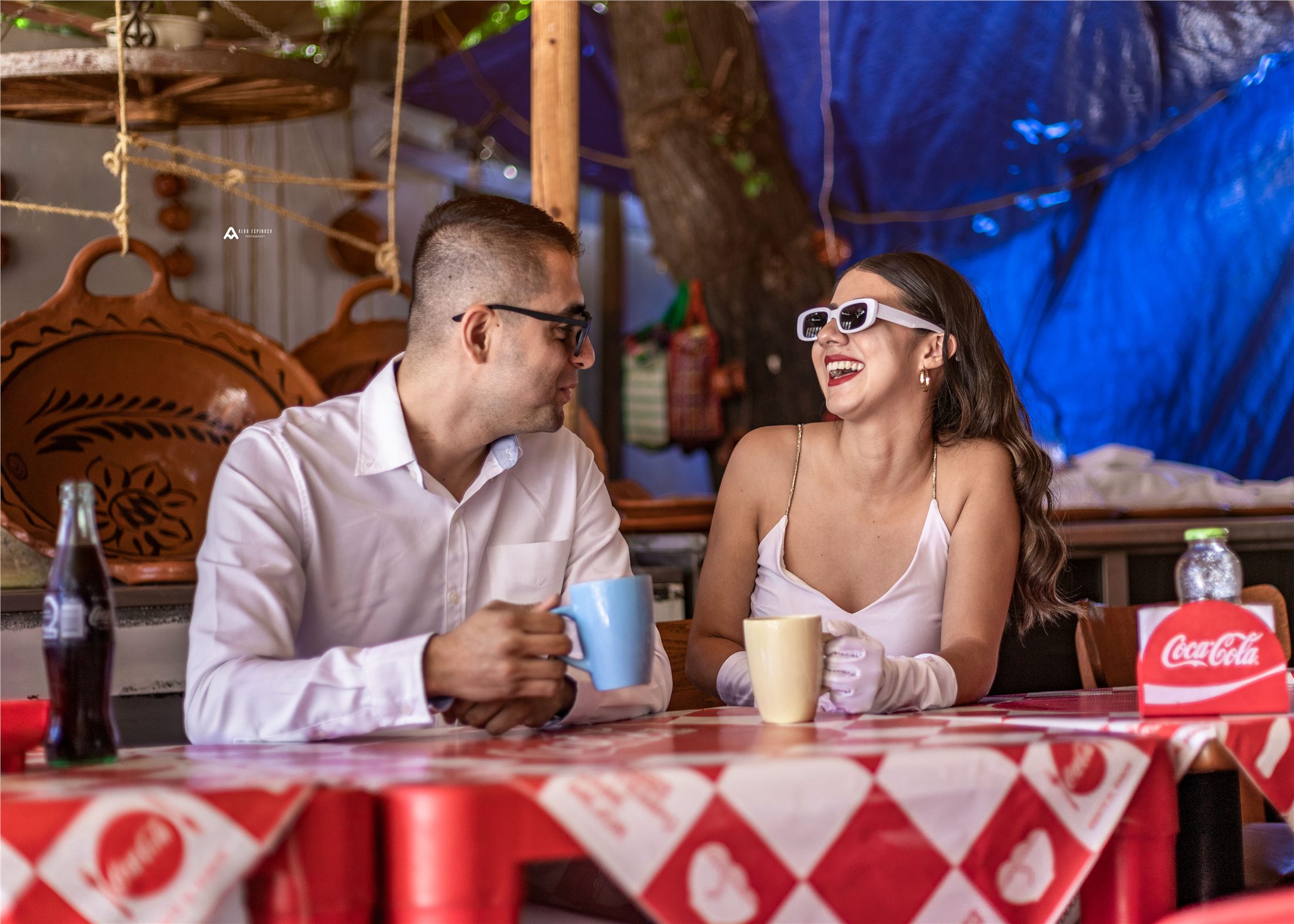 La pareja riendo en una mesa