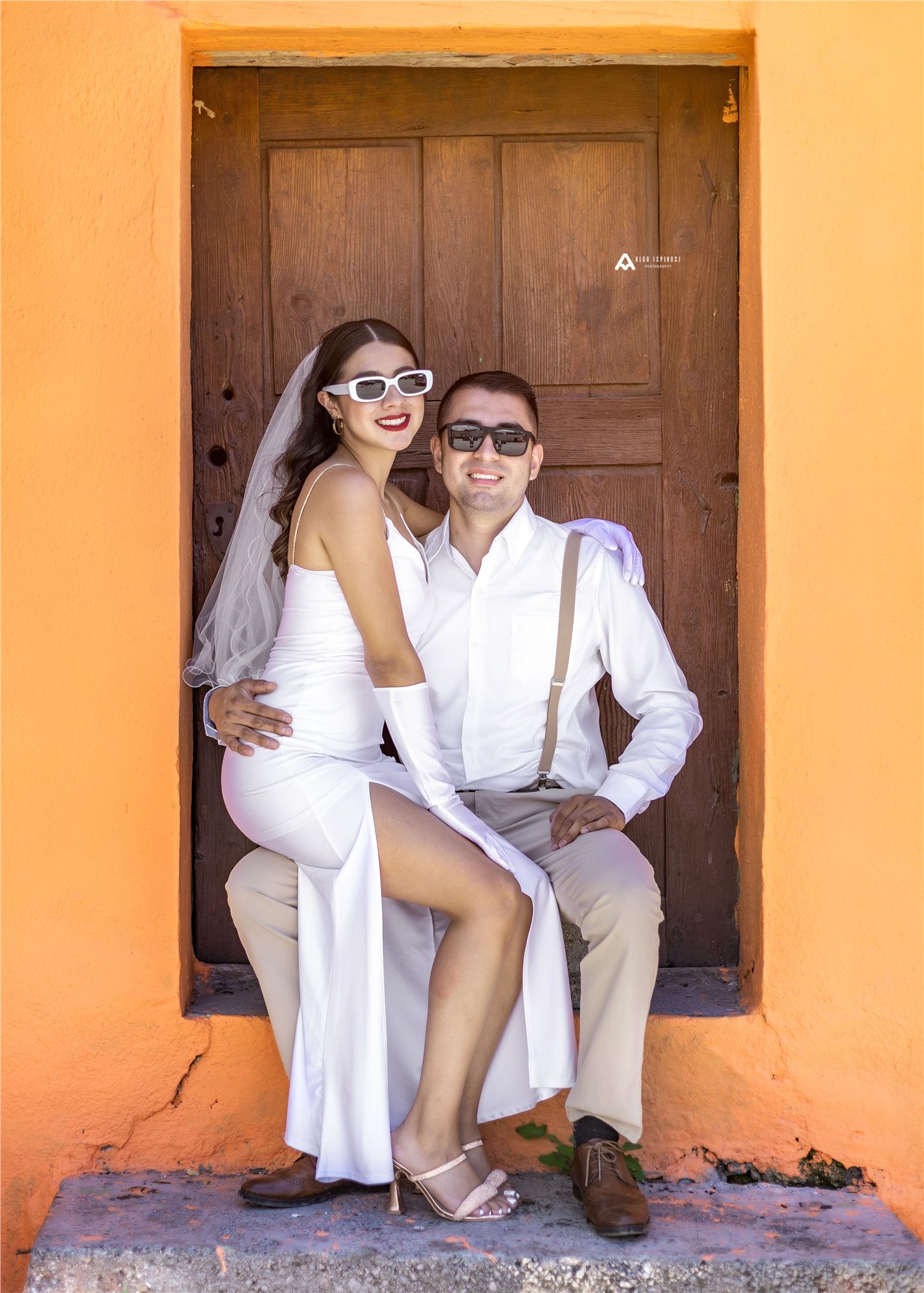 La pareja en una puerta naranja