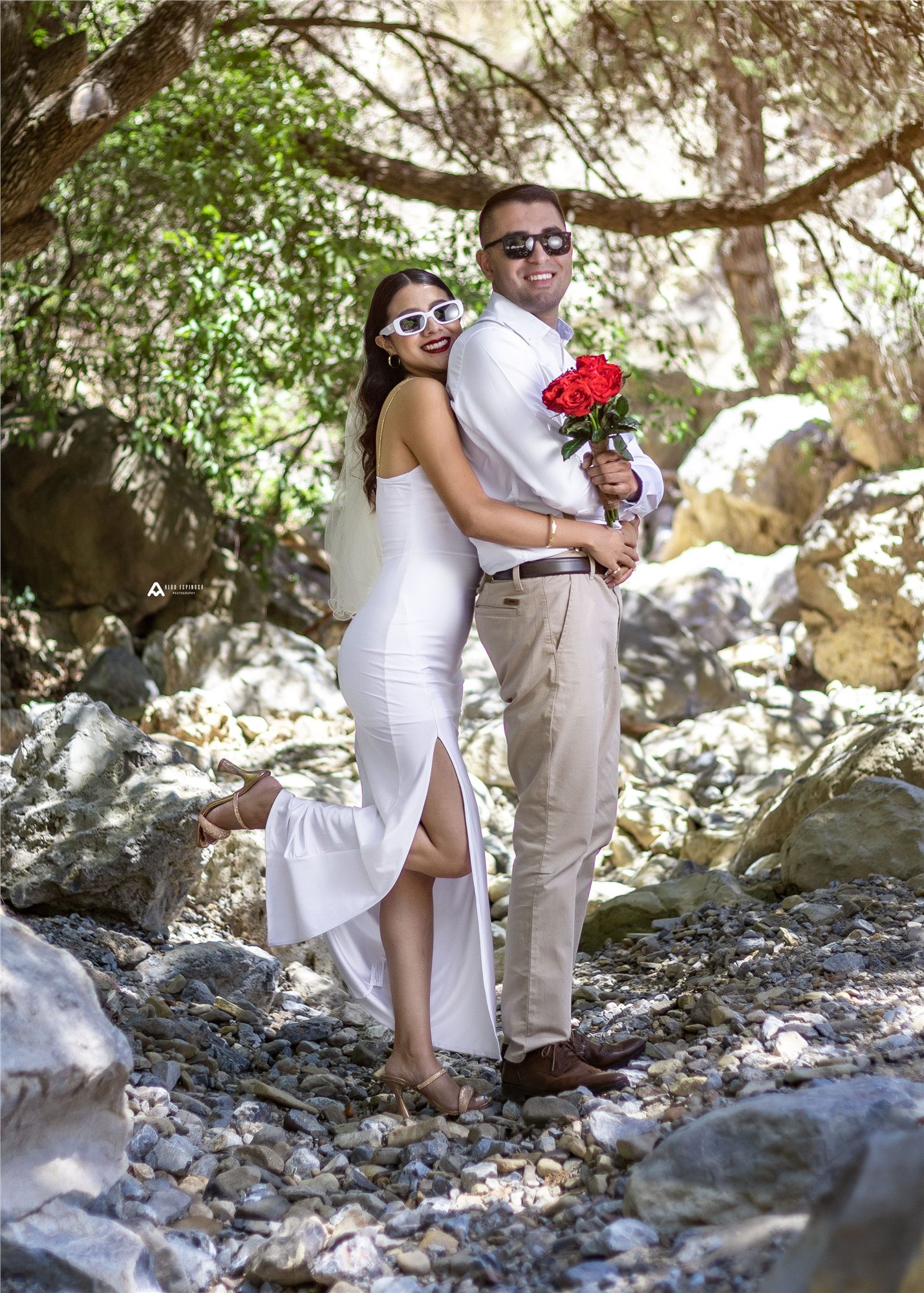 La pareja de pie entre rocas
