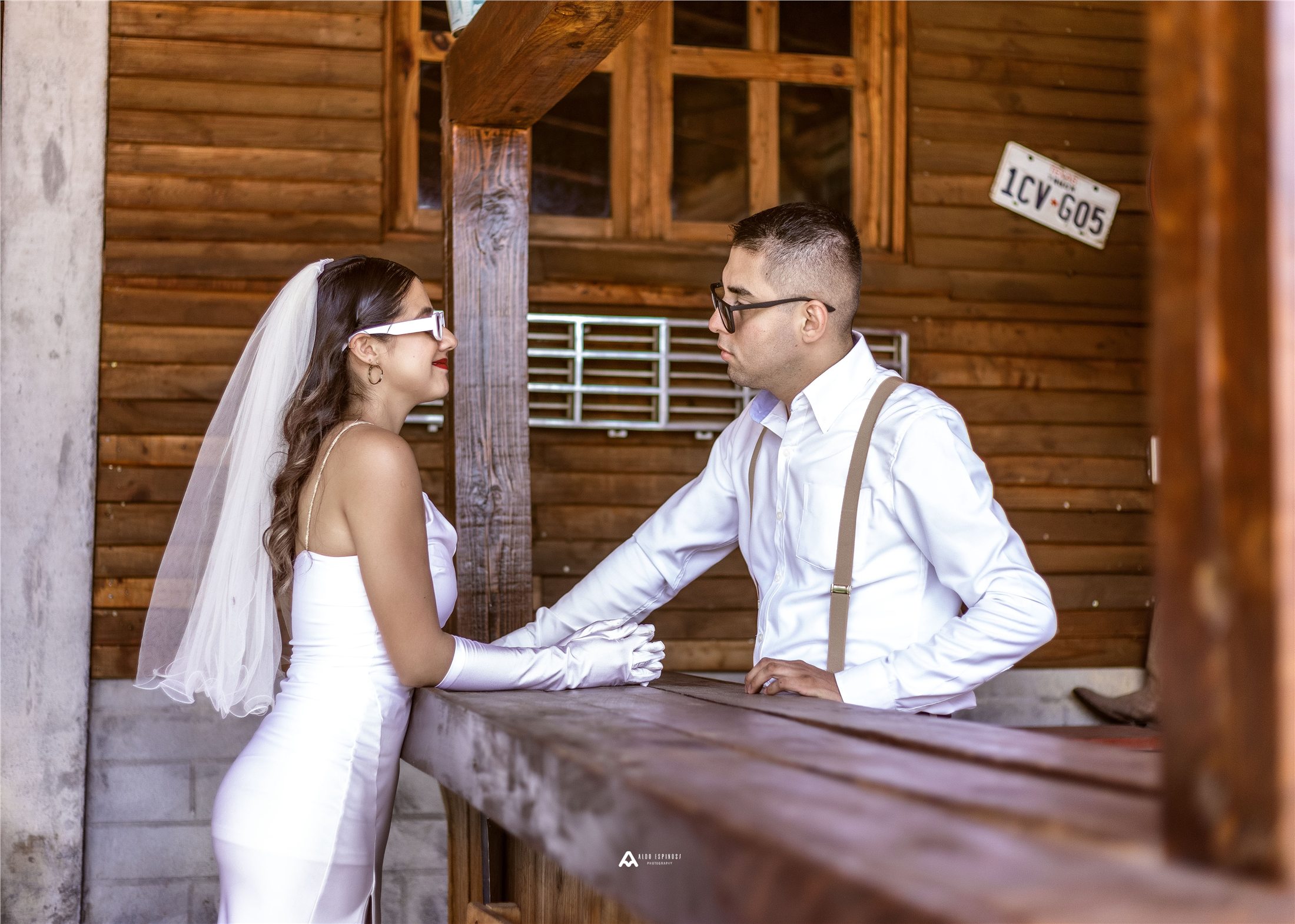 Reinaldo y Valeria conversando en mesa de madera
